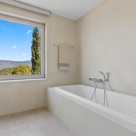 Villa Artemis - New Magnificent Beachfront With Infinity Pool! Kranidi