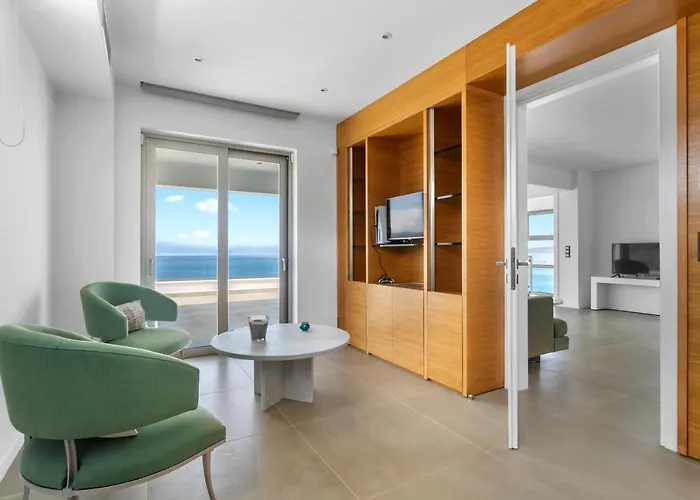 Villa Artemis - New Magnificent Beachfront With Infinity Pool! Kranídi