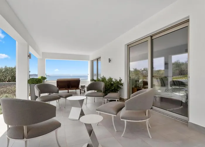 Villa Artemis - New Magnificent Beachfront With Infinity Pool! Kranídi