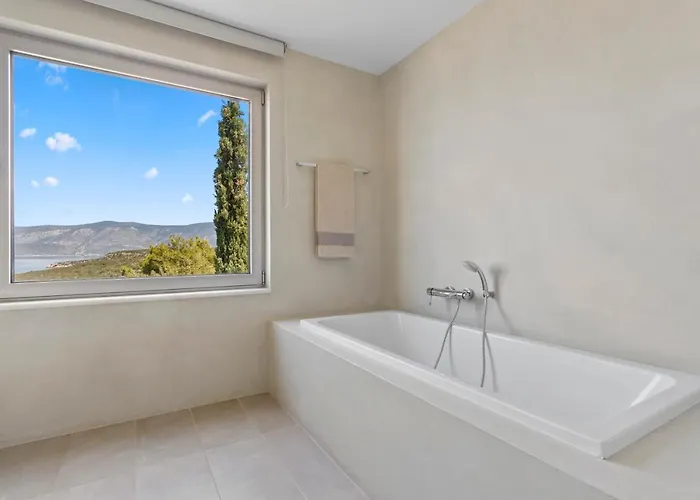 Villa Artemis - New Magnificent Beachfront With Infinity Pool! Kranídi